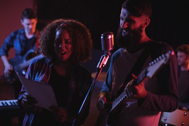 Chanteurs chantant en studio