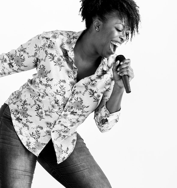 Photo gratuite chanteuse noire passionnée chantant karaoké