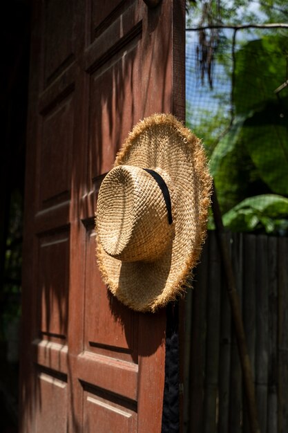 Chapeau accroché à la poignée de porte