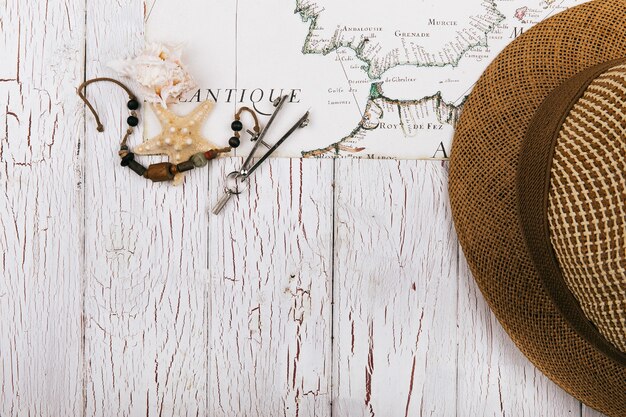 Chapeau, compas et seatar se trouvent sur la carte de voyage blanc