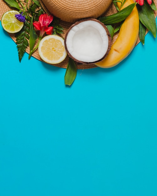 Chapeau avec décoration de fruits