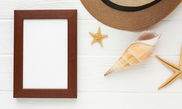 Chapeau d'été vue de dessus avec cadre sur la table