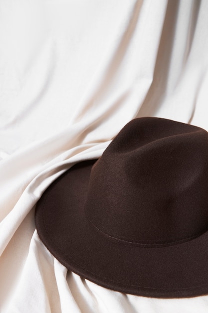 Photo gratuite chapeau fedora à la mode en studio