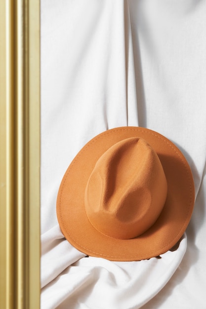 Photo gratuite chapeau fedora à la mode en studio