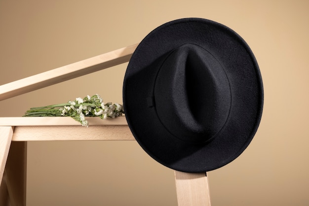 Photo gratuite chapeau fedora à la mode en studio