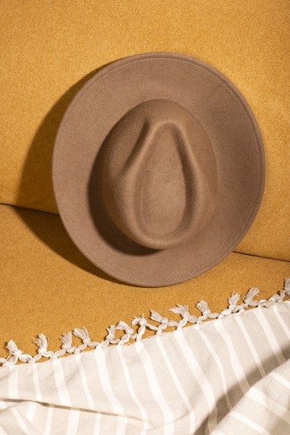 Photo gratuite chapeau fedora en studio nature morte