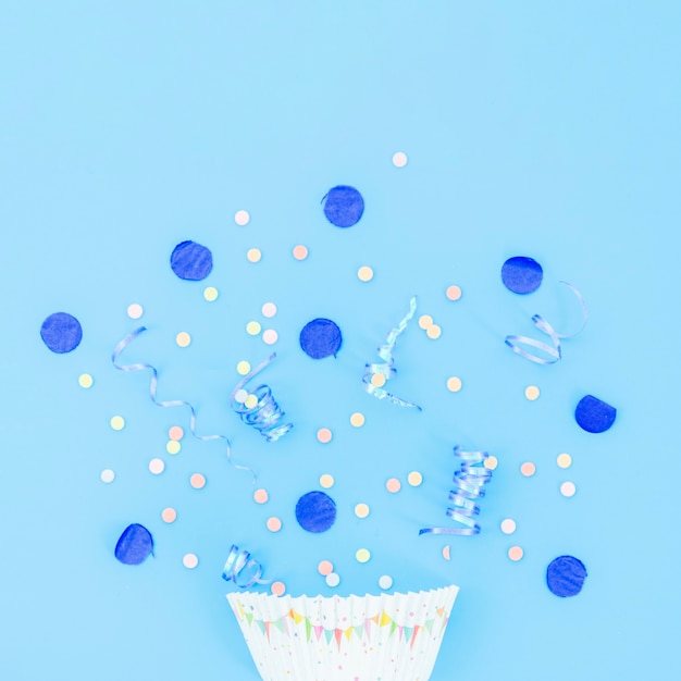 Chapeau de fête d&#39;anniversaire avec des confettis