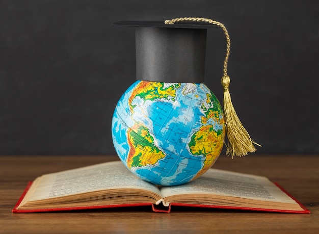 Chapeau de graduation sur globe terrestre