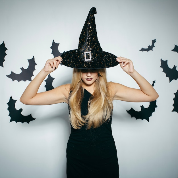 Photo gratuite chapeau halloween touchant