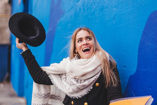 Chapeau de levage de femme dans l&#39;air