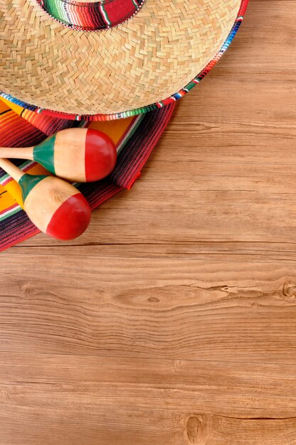 chapeau mexicain et maracas sur le plancher