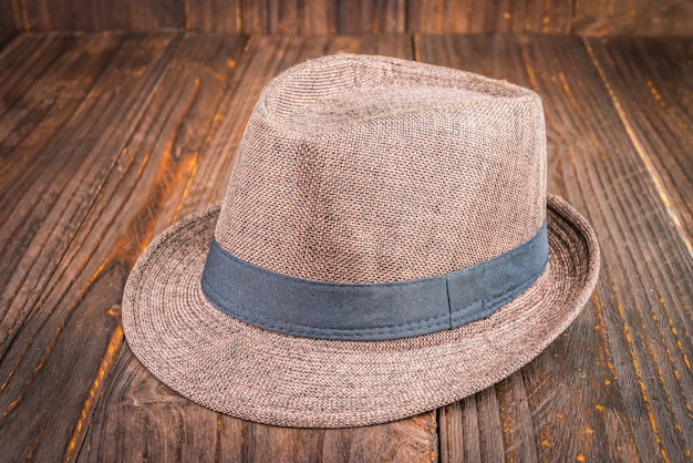 Chapeau de plage sur fond en bois