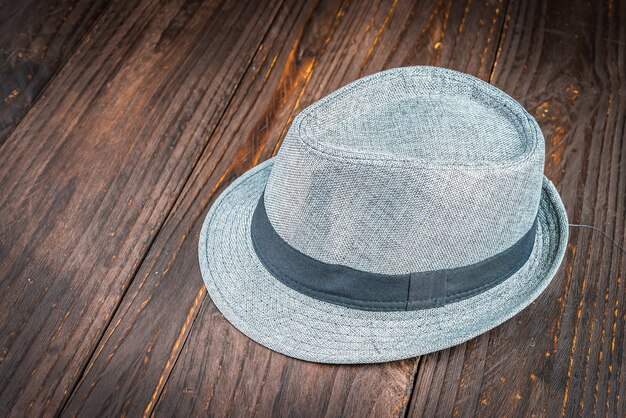 Chapeau de plage sur fond en bois