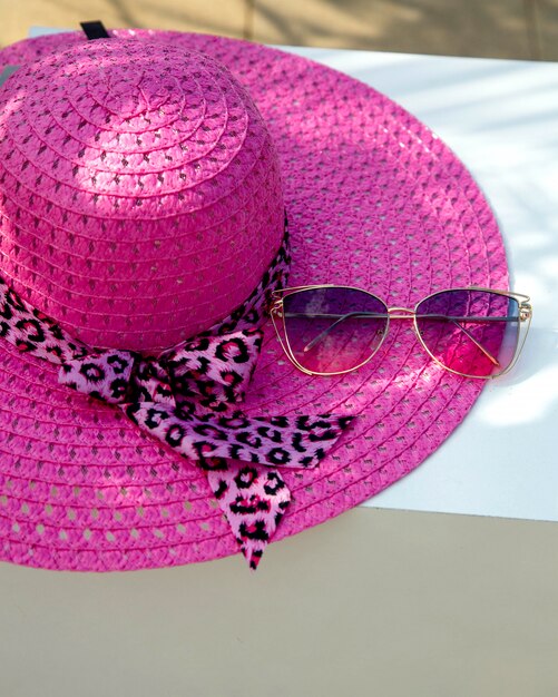 Chapeau rose et lunettes de soleil