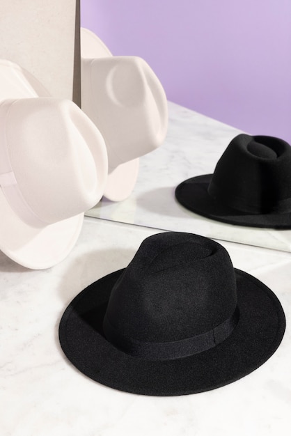 Photo gratuite chapeaux fedora en studio still life