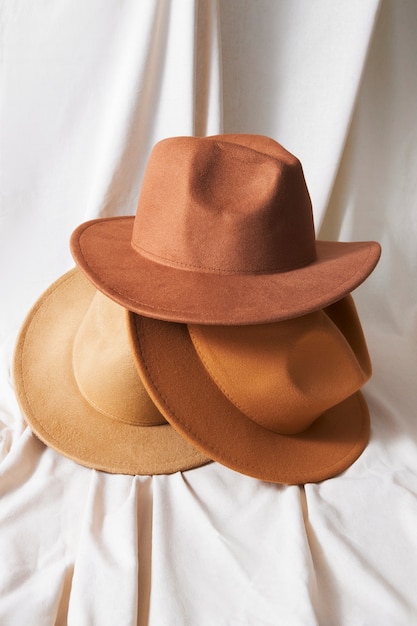 Photo gratuite chapeaux fedora en studio still life