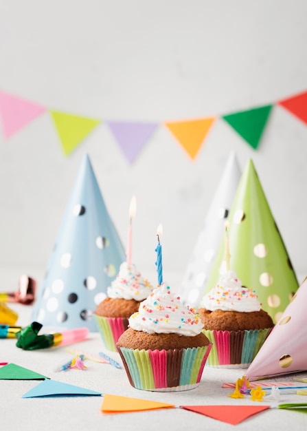 Chapeaux de fête avec arrangement de muffins glacés