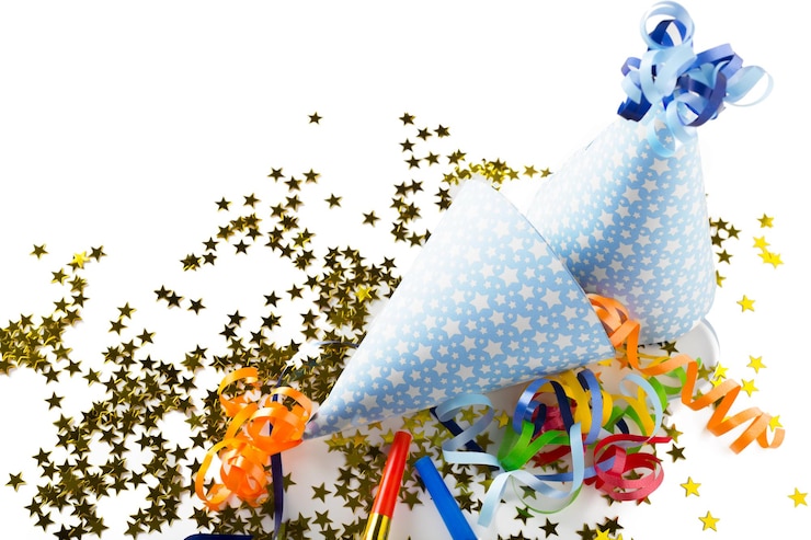 Photo gratuit chapeaux de fête, banderole en papier