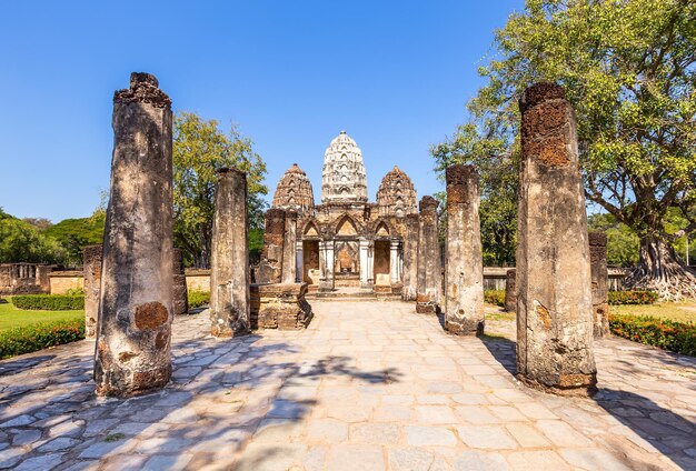 Chapelle et pilier dans le parc historique de Wat Si Sawai Shukhothai Thaïlande