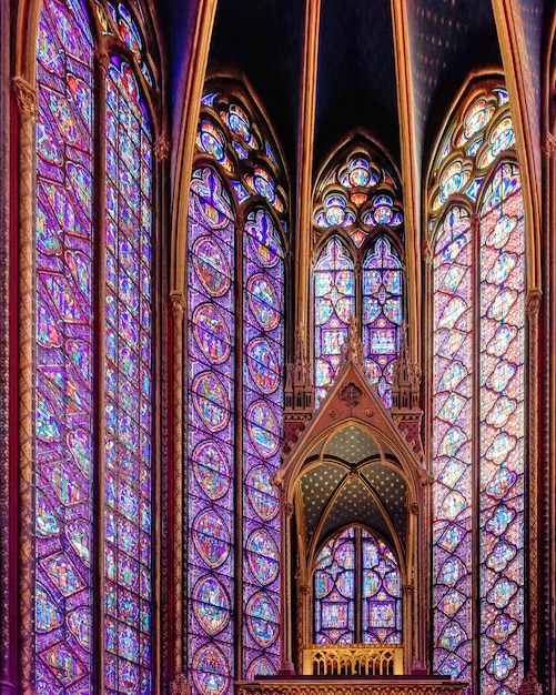 La chapelle royale de style gothique de la Sainte-Chapelle avec des fenêtres ornées de bijoux à Paris, France