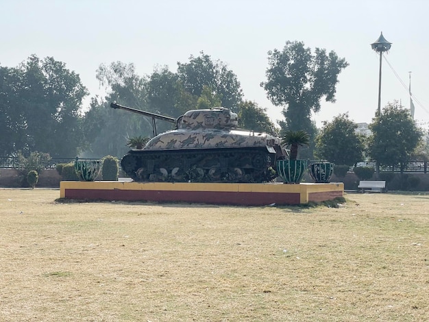 Photo gratuite un char de bataille américain dans le parc du sindh à hyderabad.