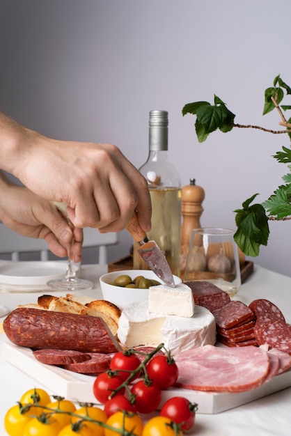 Photo gratuite charcuterie avec assortiment de charcuterie et pain