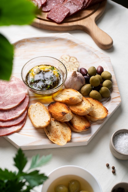 Photo gratuite charcuterie avec assortiment de charcuterie et pain