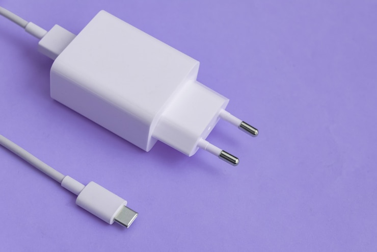 Photo gratuit chargeur et câble usb de type c sur fond bleu