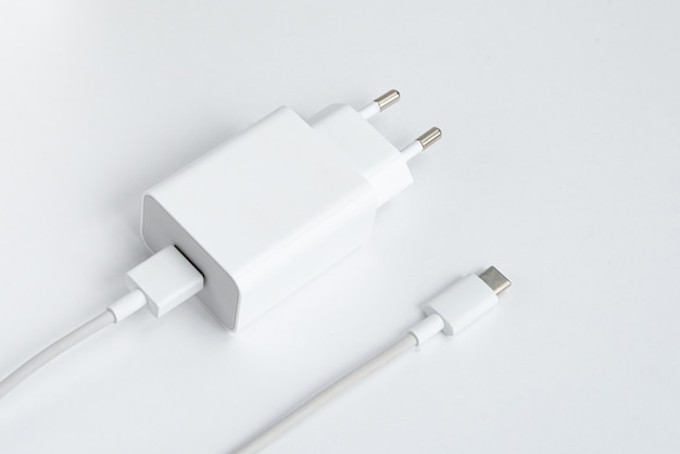 Photo gratuite chargeur et câble usb de type c sur fond isolé blanc