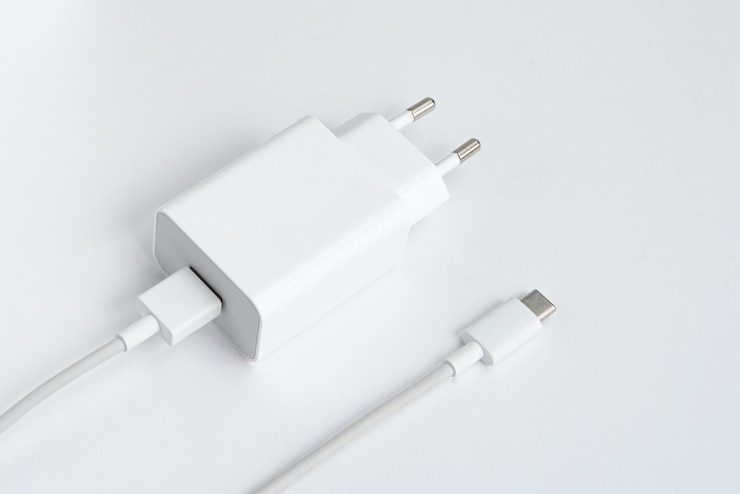 Photo gratuit chargeur et câble usb de type c sur fond isolé blanc
