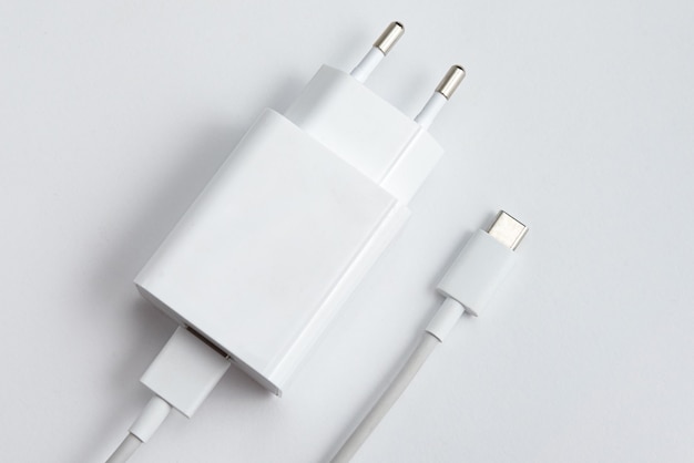 Chargeur et câble USB de type C sur fond isolé blanc