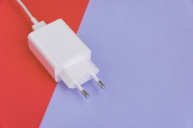 Chargeur et câble USB de type C sur fond rose et bleu