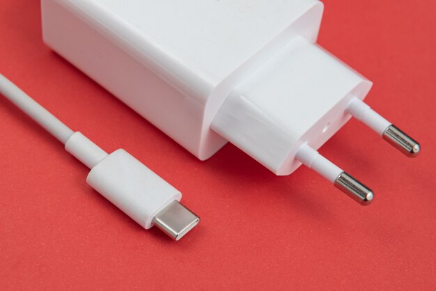 Chargeur et câble USB de type C sur fond rouge