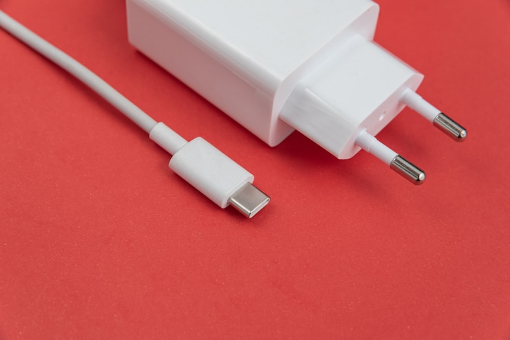 Photo gratuit chargeur et câble usb de type c sur fond rouge