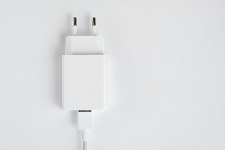 Photo gratuit chargeur de téléphone portable blanc sur fond blanc isolé - avec câble usb