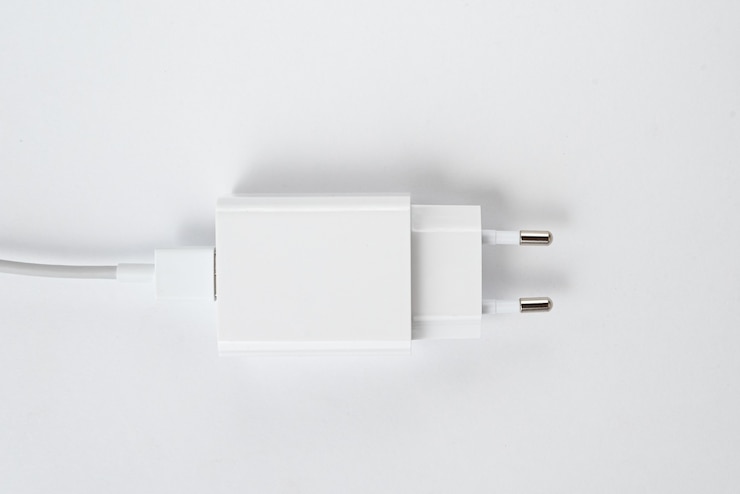 Photo gratuit chargeur de téléphone portable blanc sur fond blanc isolé - avec câble usb