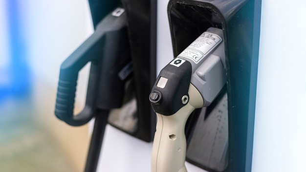 Chargeur de voiture électrique avec deux pistolets branchés