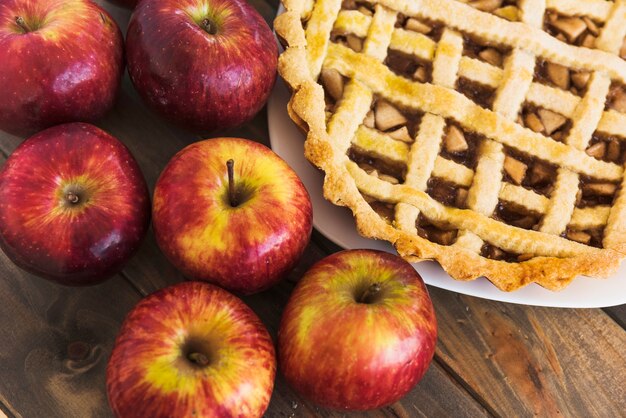 Charlotte près des pommes fraîches