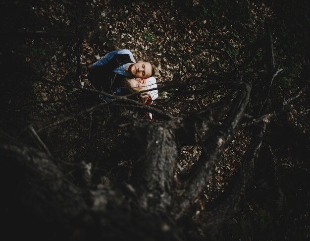 Le charmant couple amoureux debout dans la forêt