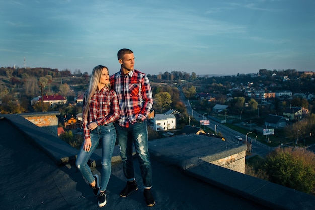 Le charmant couple amoureux debout sur le toit