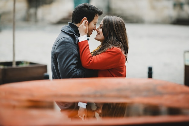 Photo gratuite le charmant couple amoureux embrassant dans la rue