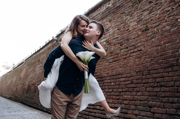 Le charmant couple amoureux marchant dans une rue étroite