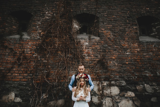 Photo gratuite le charmant couple amoureux se tenant près du bâtiment