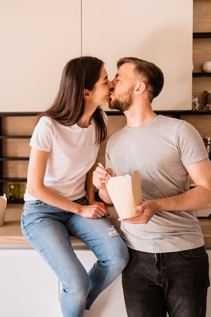 Charmant homme et femme déjeunant ensemble à la maison