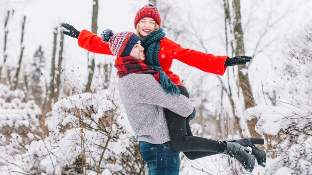 Charmant jeune couple profitant de l&#39;hiver