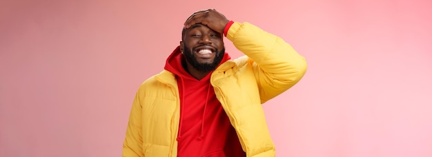 Photo gratuite charmant mignon homme à barbe noire oubliez quelque chose de stupide souriant amical coup de poing au front