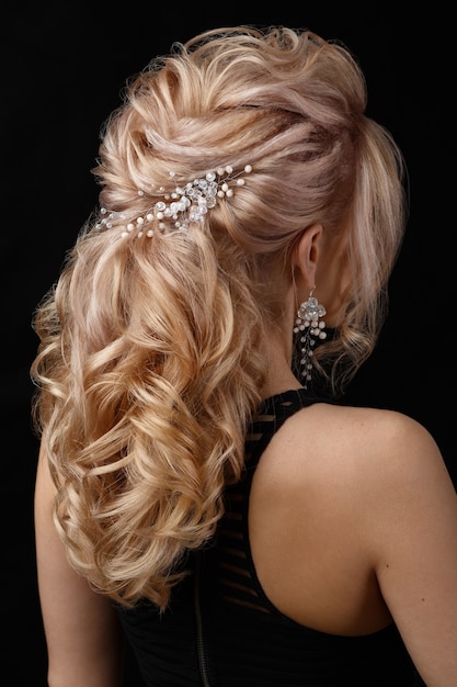 La charmante dame a une belle coiffure