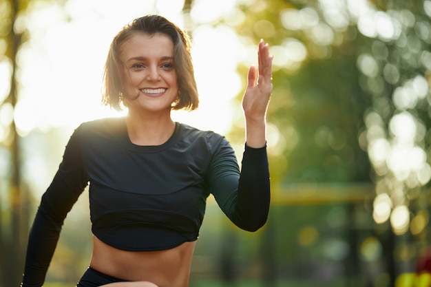 Charmante femme active faisant de l'activité physique au parc de la ville