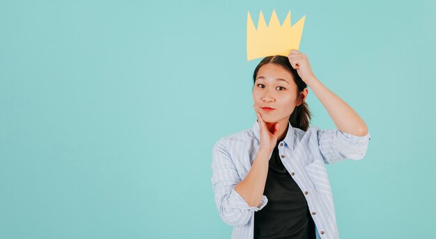 Charmante femme en couronne de papier