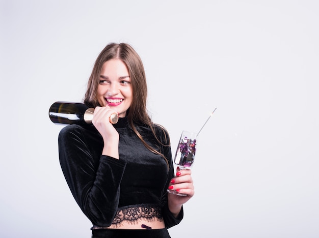 Photo gratuite charmante femme avec du champagne à la fête